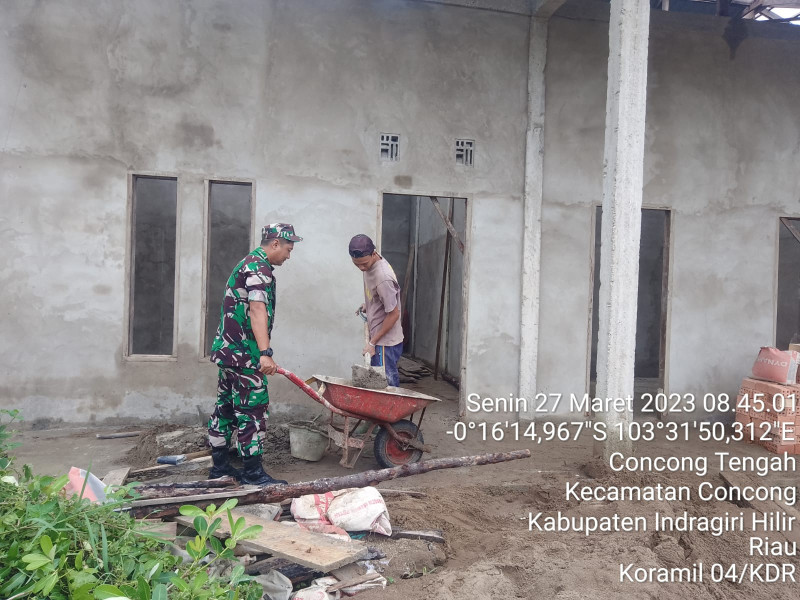 Babinsa Koramil 04/Kuindra Ajak Masyarakat Untuk Goro Memplester Rumah Warga