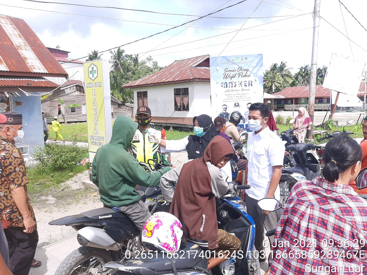Pengendara di Desa Sungai Luar Diperiksa oleh Anggota Koramil 12/Batang Tuaka