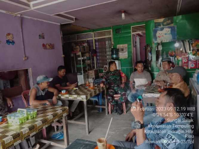 Babinsa 03/Tempuling Kopda Suriadi Sambangi Tokoh Pemuda Lakukan Komsos