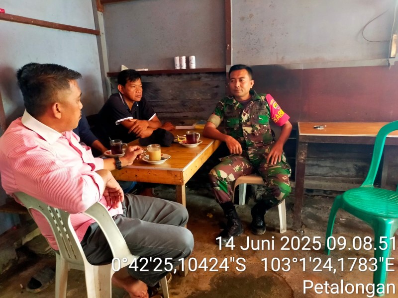 Dengan Komsos, Babinsa Kopda Zakirman Pentingnya Jalin Kedekatan Dengan Masyarakat