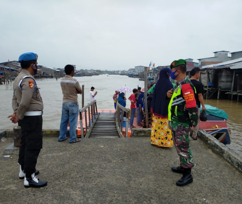 Bersinergi, Babinsa Koramil 04/Kuindra dan Bhabinkamtibmas Lakukan Penegakan Prokes di Pelabuhan
