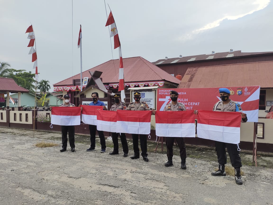 Meriahkan HUT Kemerdekaan Indonesia ke-77, Polsek GAS Bagi-bagikan Bendera ke Masyarakat