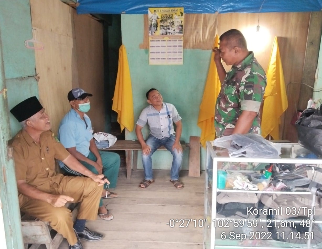 Melalui Komsos, Dekatkan Babinsa Koramil 03/Tempuling dengan Apdes Desa Sungai Ara