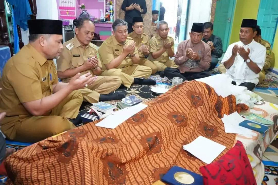 Pj Bupati Inhil H. Herman Melayat Ke Rumah Duka Almarhum H Safrizal Pensiunan ASN Kantor Inspektorat