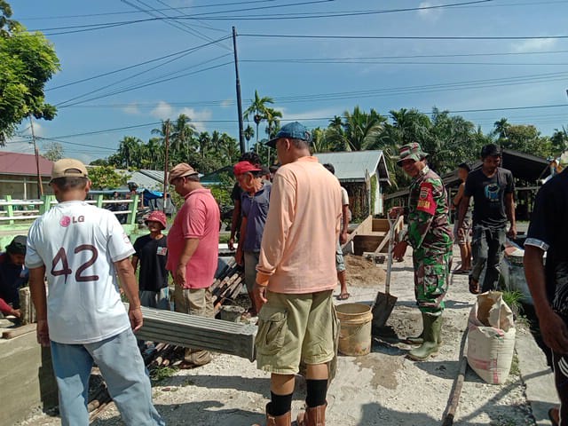 Dengan Semangat Kuat, Babinsa Pekan Tua Serma W. Ardian Bersama Warga Giat Bergotong-royong Di Wilayah Binaan Guna Wujudkan  Kebersihan Lingkungan