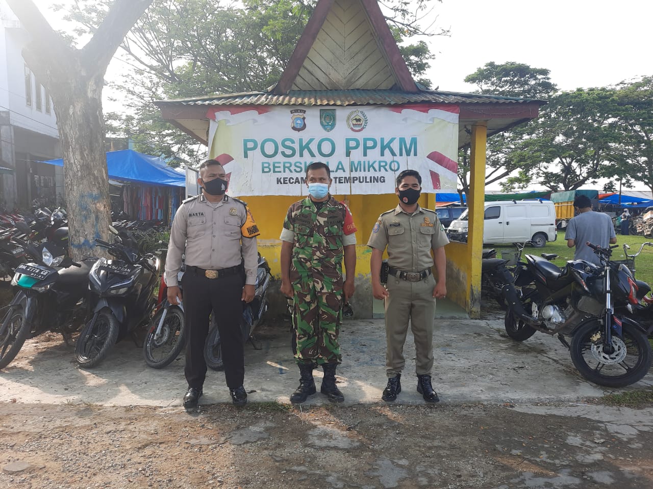 Babinsa 03/Tempuling Bersama Babinkamtibmas dan Satpol PP Pantau Pos PPKM