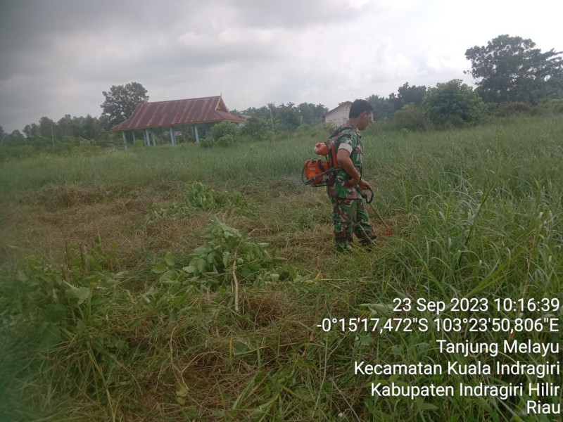 Pentingnya Kebersamaan, Babinsa Koramil 04/Kuindra Turun Untuk Membersihkan Fasilitas Umum di Binaan