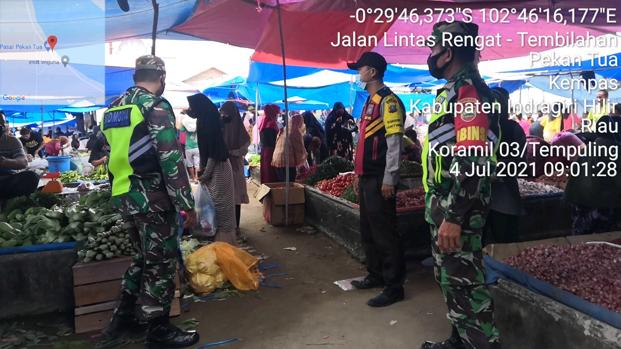 Anggota Koramil 03/Tempuling Dan Gugus Tugas Covid-19 Lakukan Himbauan Prokes Keliling Pasar Tradisi