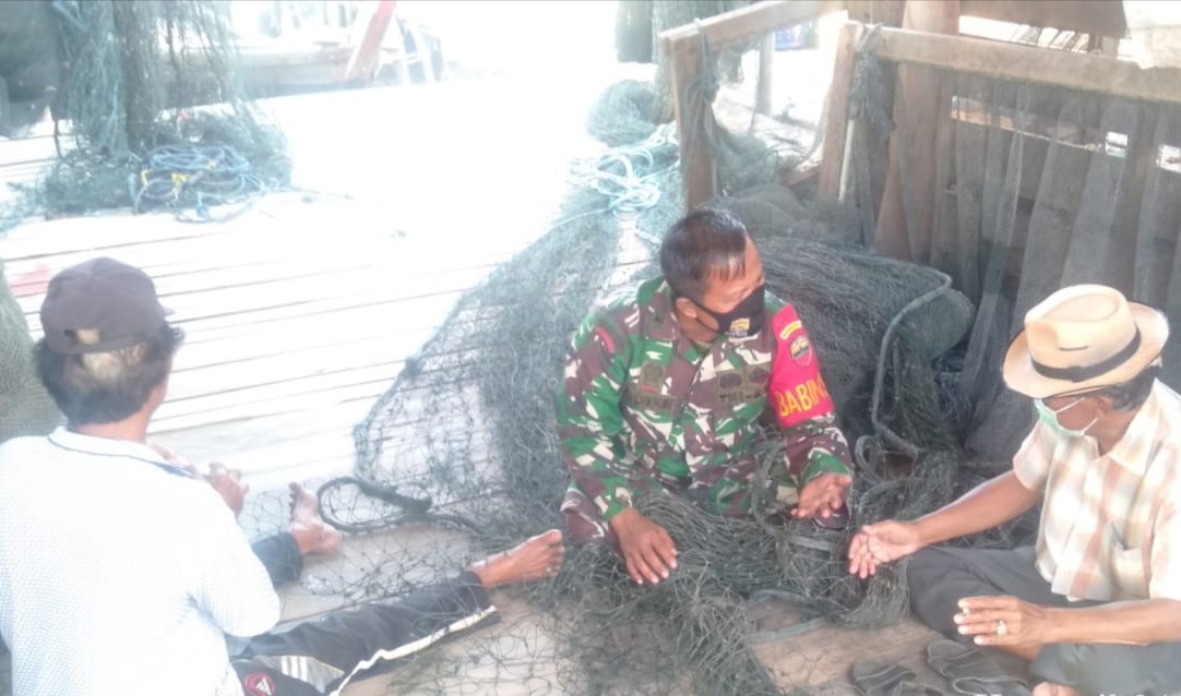 Musim Gelombang Tinggi, Babinsa Koramil 04/Kuindra Lakukan Komsos dengan Nelayan, Ini Pesannya