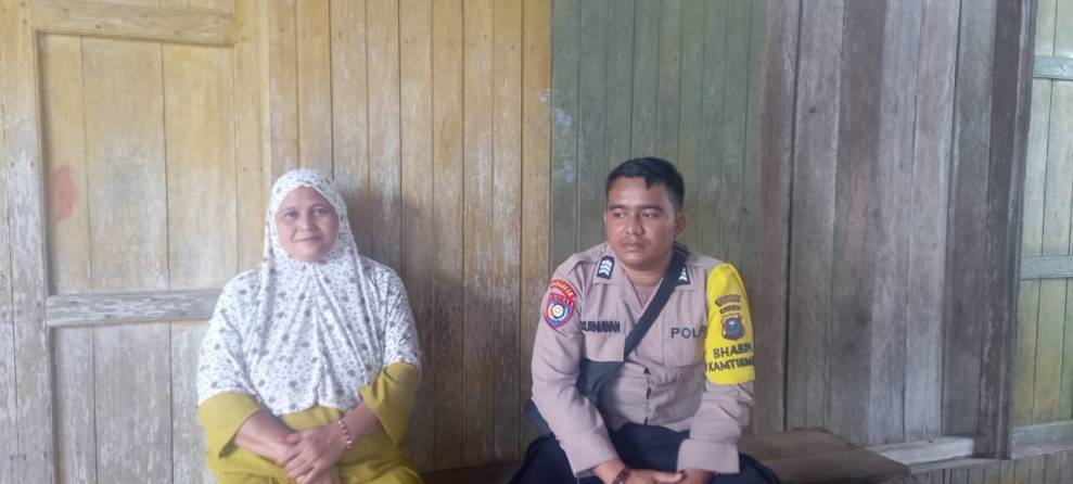 Sambangi Warga, Bhabinkamtibmas Desa Gembira Brigadir Sebi Kurniawan Berikan Himbauan Kamtibmas