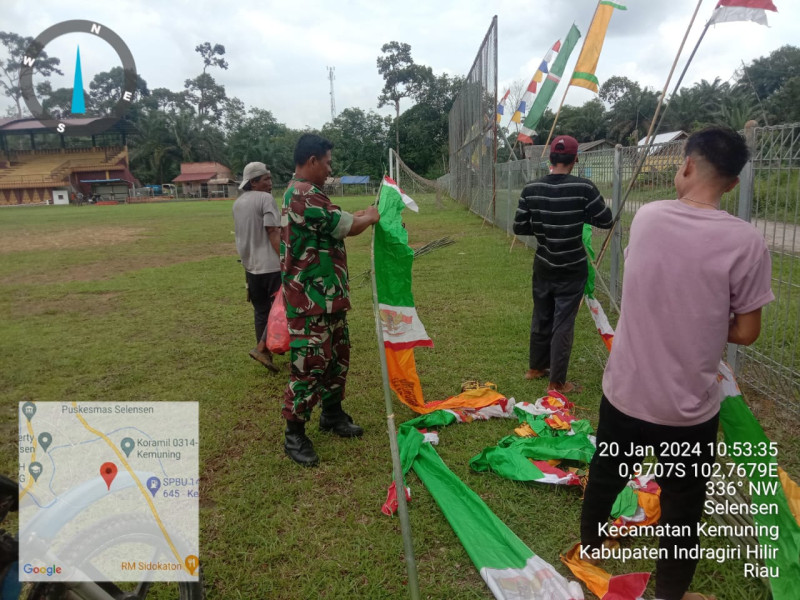 Giat Goro, Babinsa Koramil 09/Kemuning Bersama Masyarakat Untuk Pemasangan Umbul-umbul