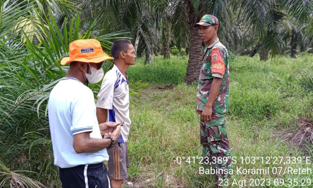 Babinsa Koramil 07/Reteh Rutin Turun Ke Wilayah Untuk Melihat Perkembangan Lahan dan Hutan