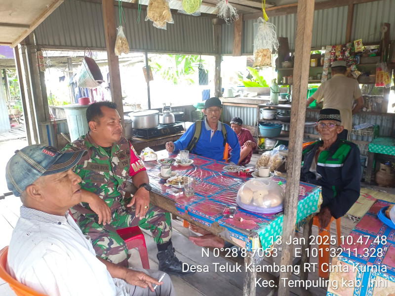 Komsos dengan Tomas dan Ketua RT 04, Babinsa Koramil 03/Tpl Ajak Kebersihan Lingkungan