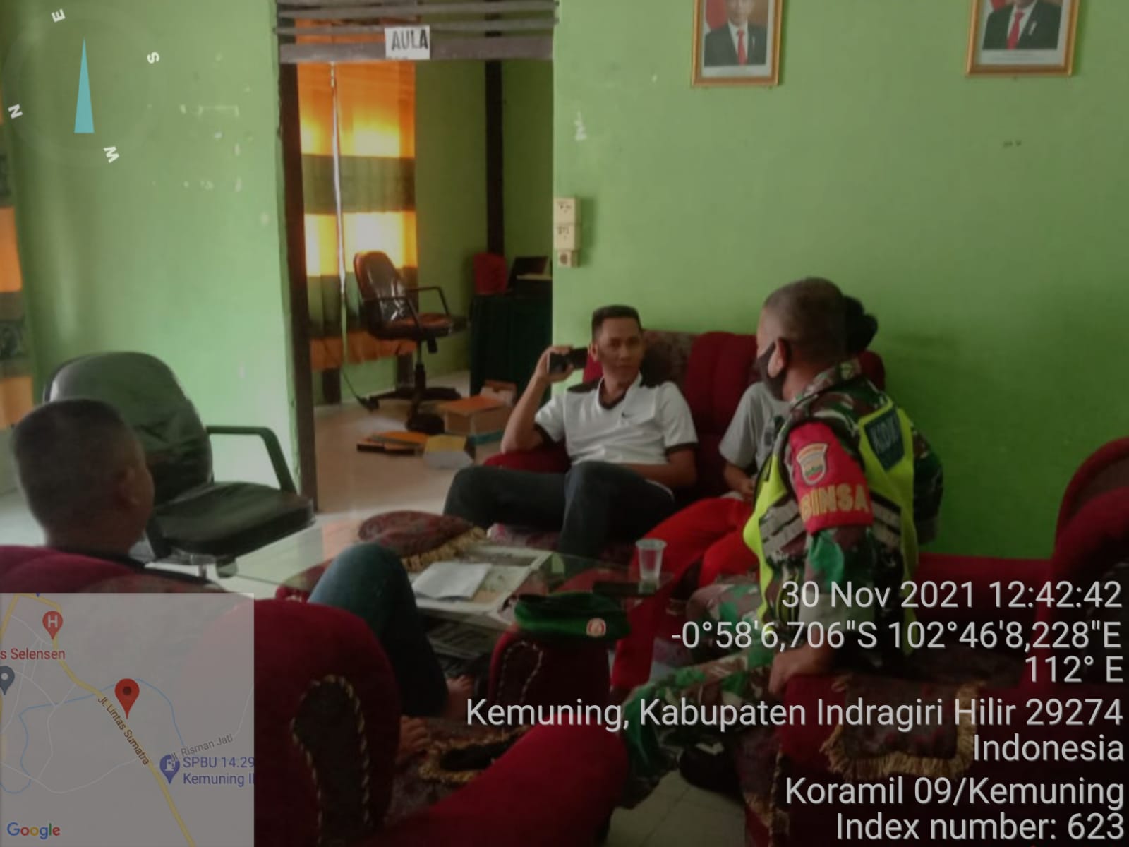 Komsos, Babinsa Koramil 09/Kemuning Ajak Warga Bersama-sama Untuk Mengantisipasi Banjir