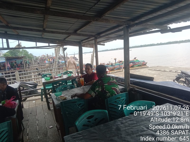 Babinsa Koramil 04/Kuindra Dekat dengan Warga di Kampung Binaan