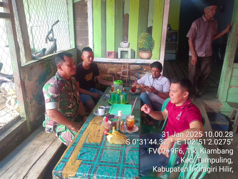 Babinsa Koramil 03/Tpl Tingkatkan Komsos Bersama Tomas dan Toda di Wilayah Binaan