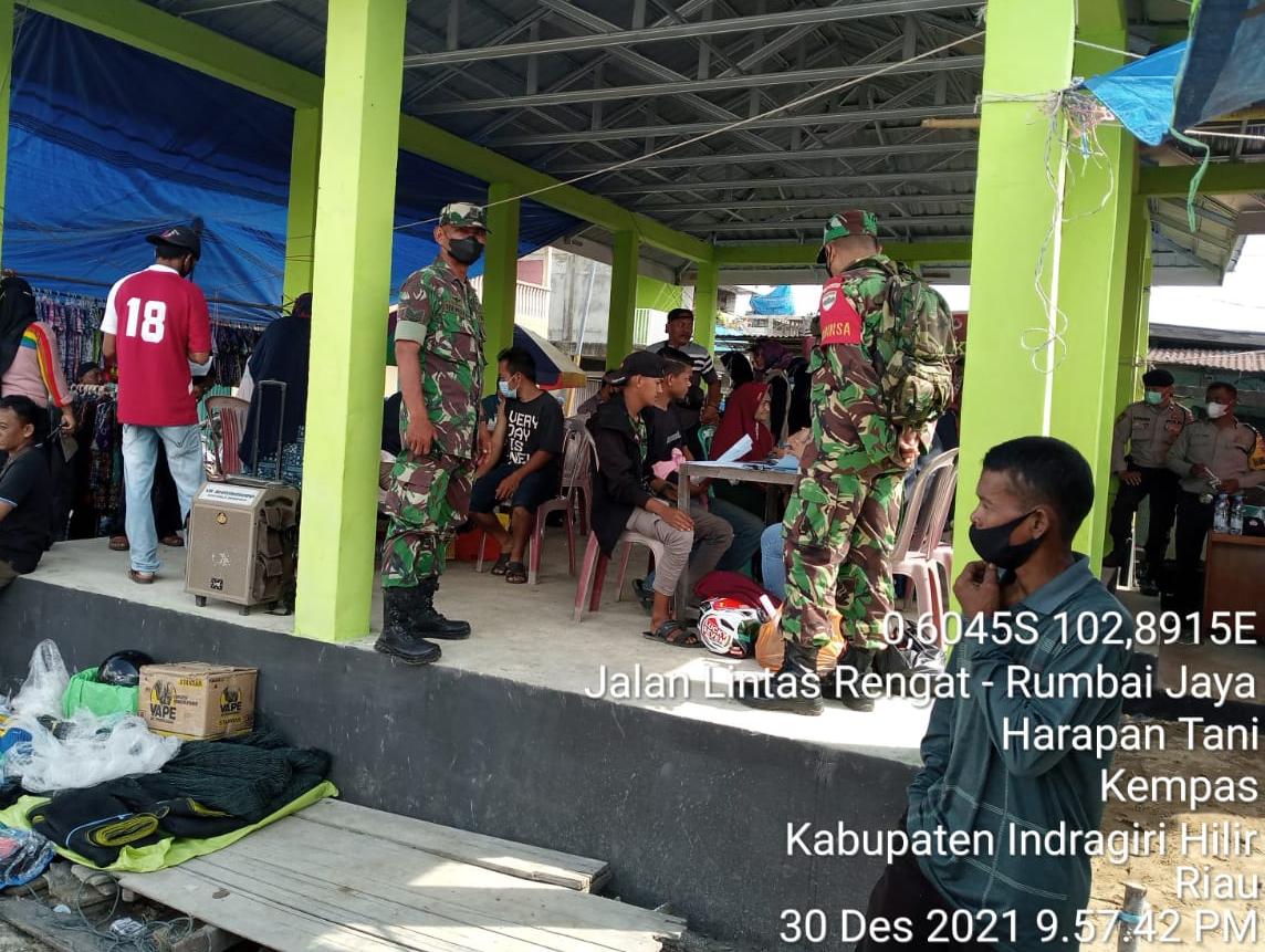 Terus Tingkatkan Rasa Aman, Babinsa Dampingi Pelaksanaan Vaksinasi Warga Harapan Tani