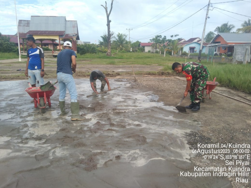 Bersama Masyarakat, Babinsa Koramil 04/Kuindra Giat Goro Untuk Memperbaiki Lapangan Olahraga