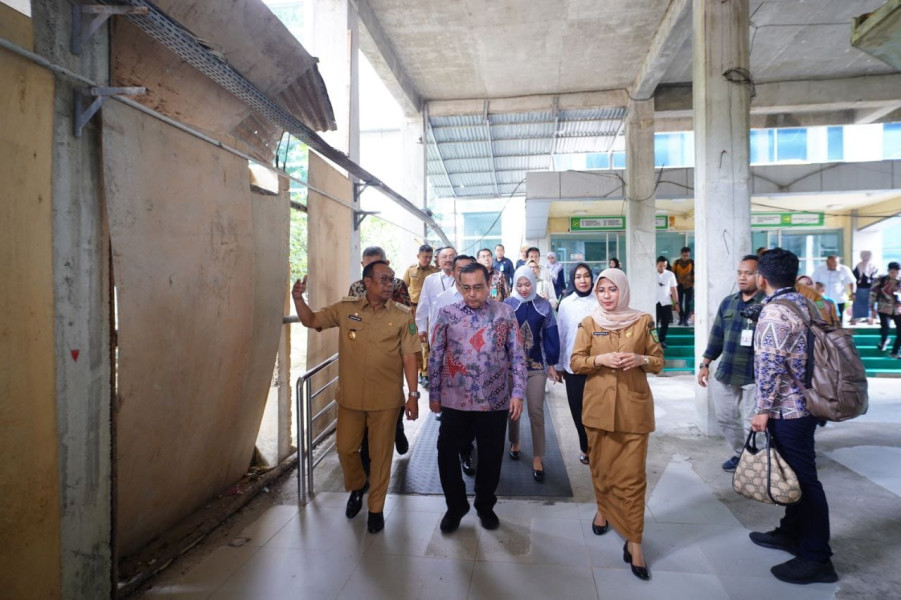 Pj Gubri Bersama Komisi IX DPR RI Kunjungi RSUD Arifin Achmad Pastikan Program Pusat Berjalan Baik