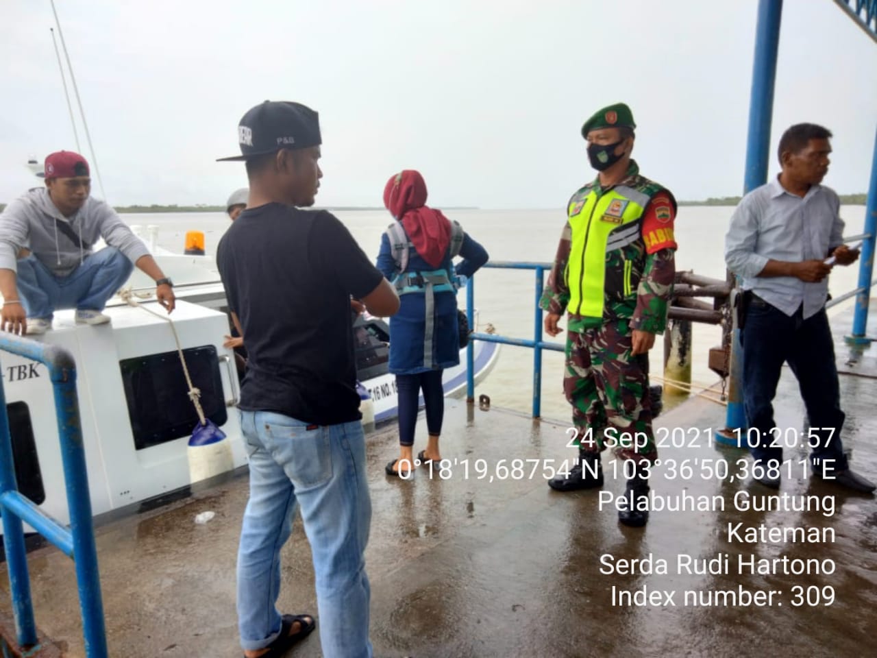 Serda Rudi Hartono Laksanakan Penegakan Disiplin di Pelabuhan Sungai Guntung