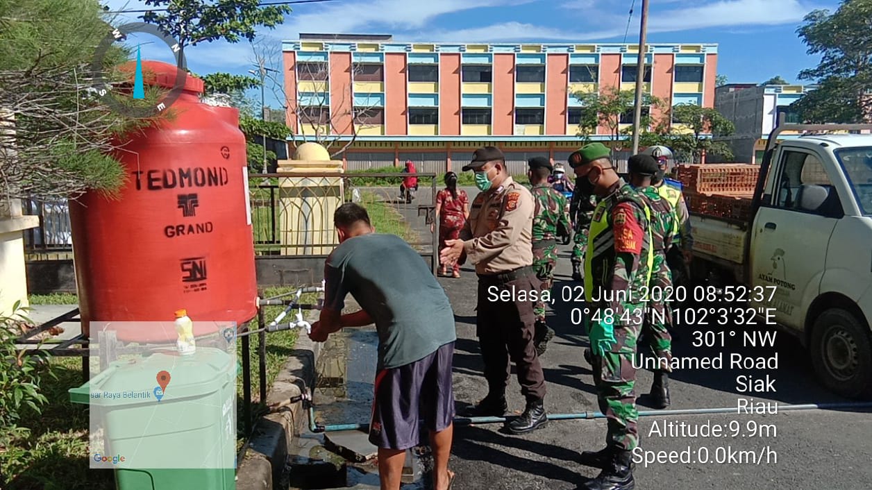 Tim Gabungan TNI/ Polri Mendisiplinkan Pasar Tradisional Siak
