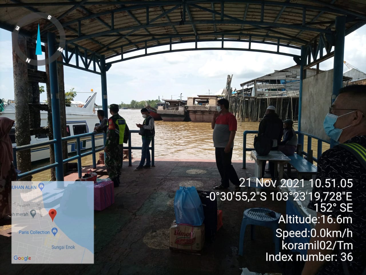 Tegakkan Protkes, Babinsa 02/Tanah Merah Berjaga di Pelabuhan