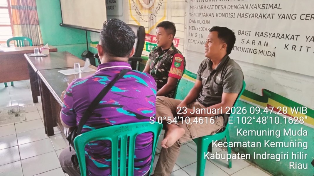 Babinsa Koramil 09/Kemuning Laksanakan Pengawasan SDM dan Silahturahmi dengan Aparat Desa