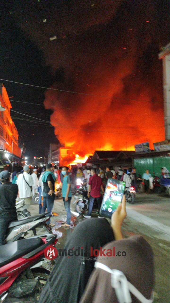 Dahsyat, Kebakaran Landa Wisma di Tembilahan Malam ini