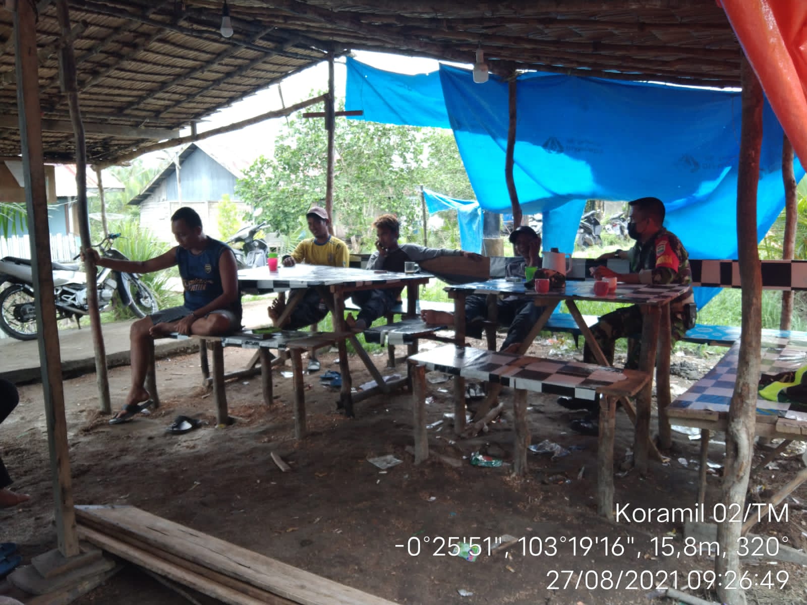 Pelihara Hubungan Baik  Babinsa 02/Tanah Merah Laksanakan Komsos di Tanjung Baru