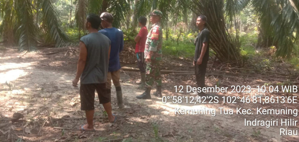 Babinsa Koramil 09/Kemuning Rutin Laksanakan Patroli Sekaligus Sosialisasi Karhutla