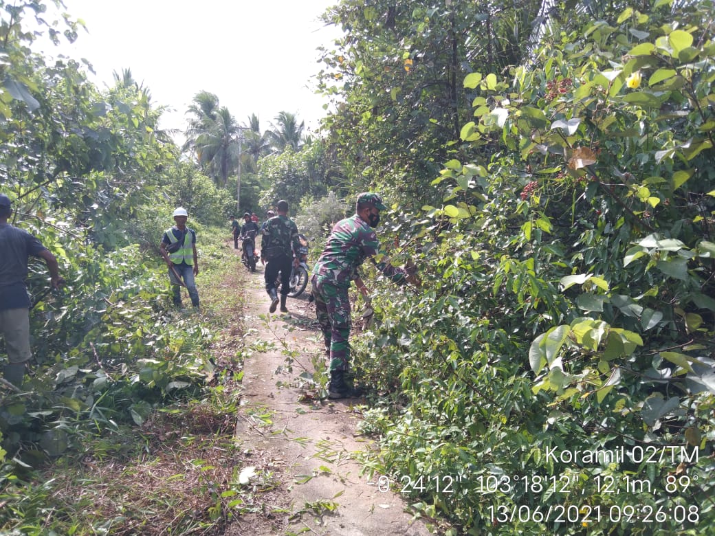 Bahu Membahu, Serda Agusmi Harianto Goro Bersama Warga di Lintas Tanjung baru - Tekulai