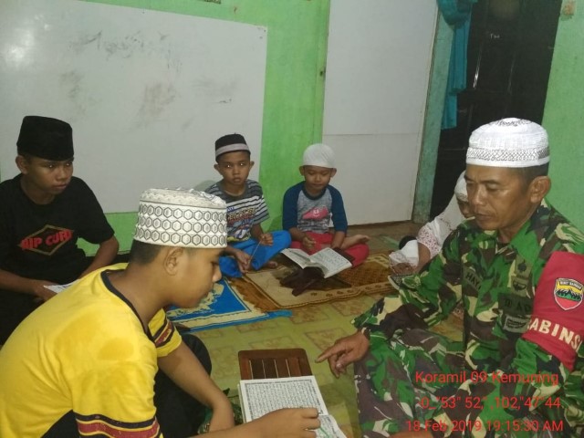 Anggota TNI Mengajar Baca Al-Quran Puluhan Anak di Kemuning 