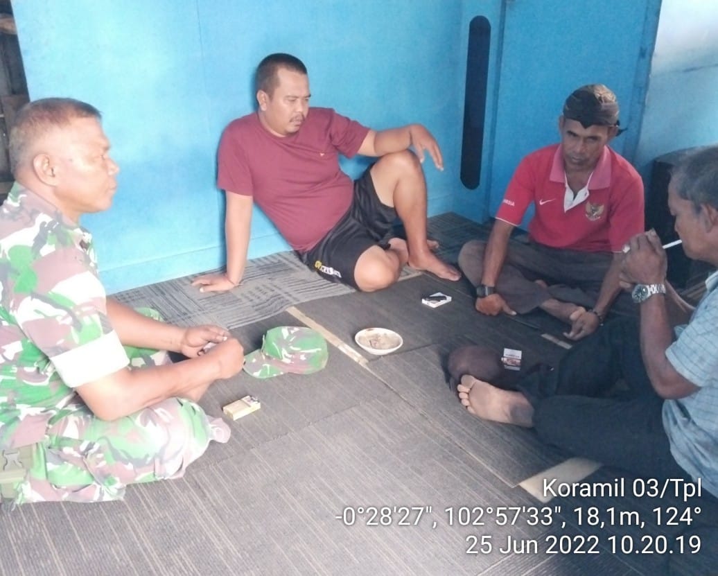 Untuk menjaga Siskamtibmas Agar Tetap Kondusif Babinsa 03/Tempuling Sambangi Rumah Kepala Dusun