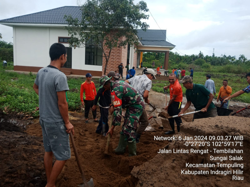 Babinsa 03/Tpl Ikut Gotong Royong Meratakan Tanah Timbunan Di Halaman Kantor Camat