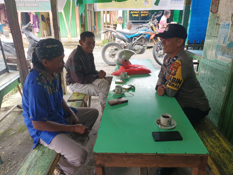 Manfaatkan Kedai Kopi, Bhabinkamtibmas Komsos Dengan Masyarakat Binaan
