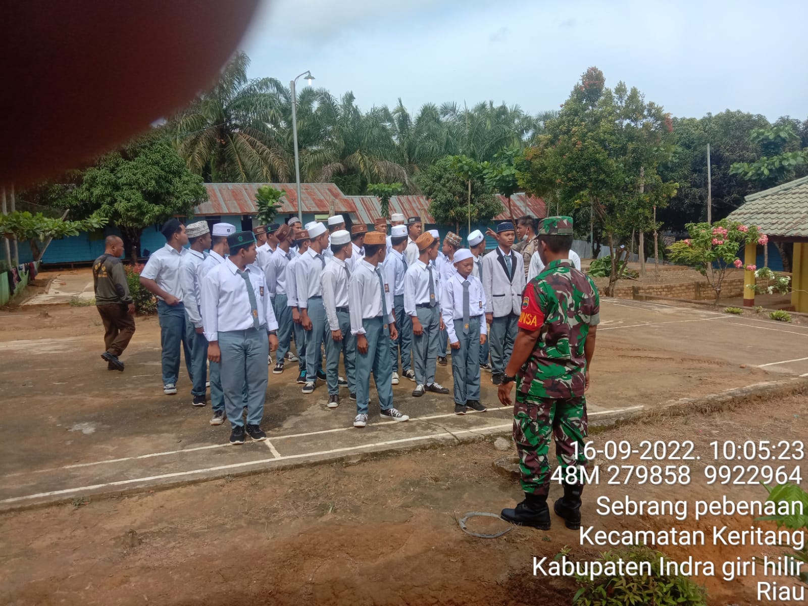 Guna Jalin Kekompakan dan Menjaga Kebersihan Lingkungan Sekolah, Sertu Marwandi Lakukan Komsos Bersama Siswa Sekolah
