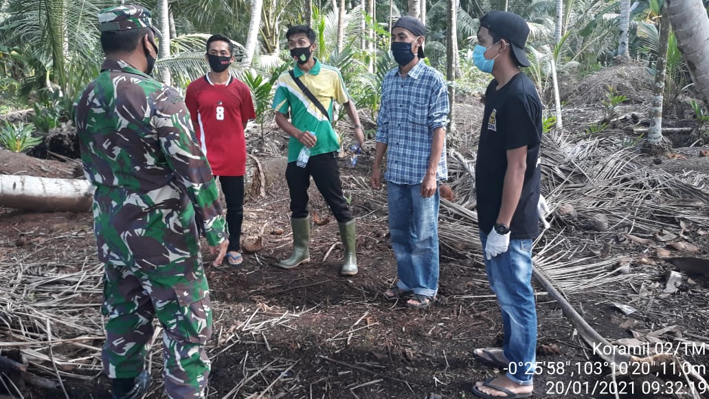 Babinsa Koramil 02/Tanah Merah Lakukan Patroli dan Sosialisasi di Parit Mesjid