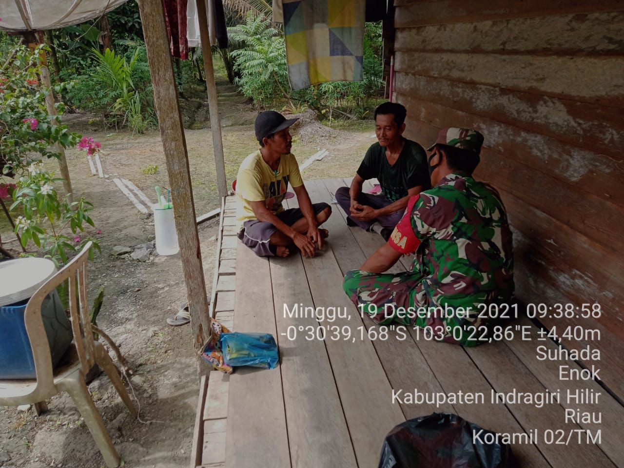 Lakukan Komsos, Serda Darno Ingatkan Orang Tua Untuk Menjaga Anak-anaknya