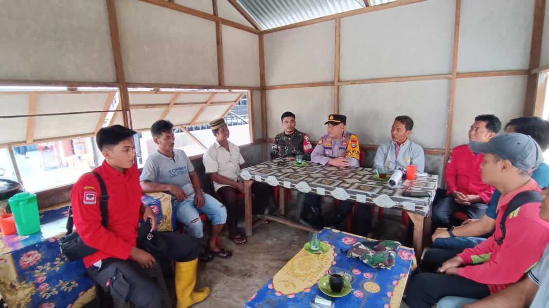 Tingkatkan Sinergitas, TNI-Polri Komsos dengan Warga di Desa Teluk Jira