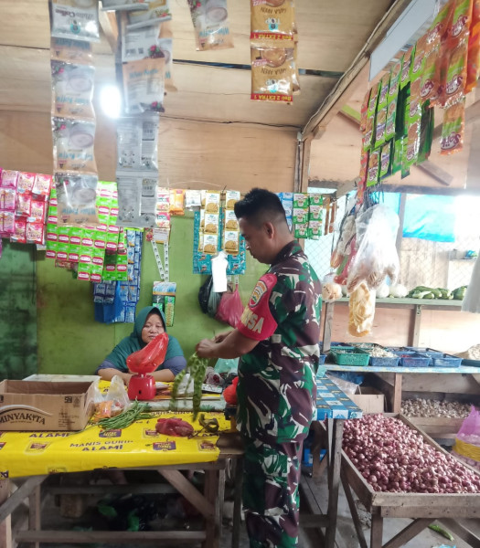 Babinsa Koramil 09/Kemuning Giat Laksanakan Komsos Guna Perkuat Hubungan Dengan Masyarakat
