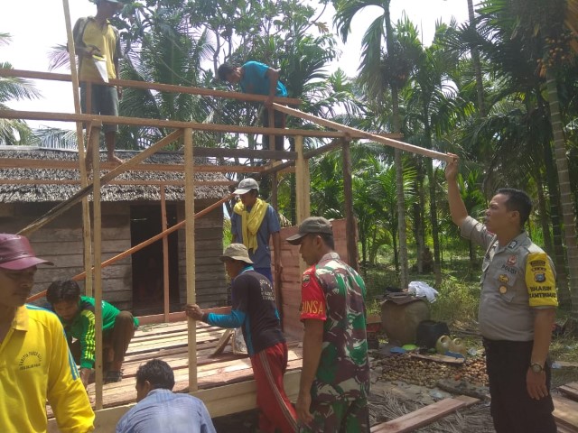 TNI dan Polri Serta Komunitas 2000 Lakukan Goro Bedah Rumah Warga Tak Mampu di Desa Sialang Panjang