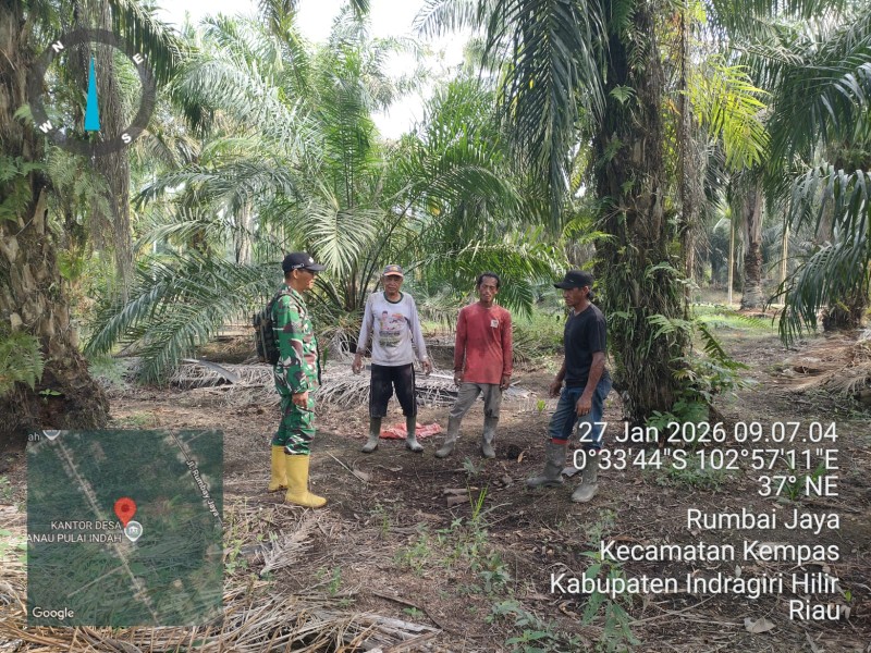 Babinsa Koramil 03/Tempuling Melaksanakan Langkah Preventif Melalui Patroli Tapal Batas