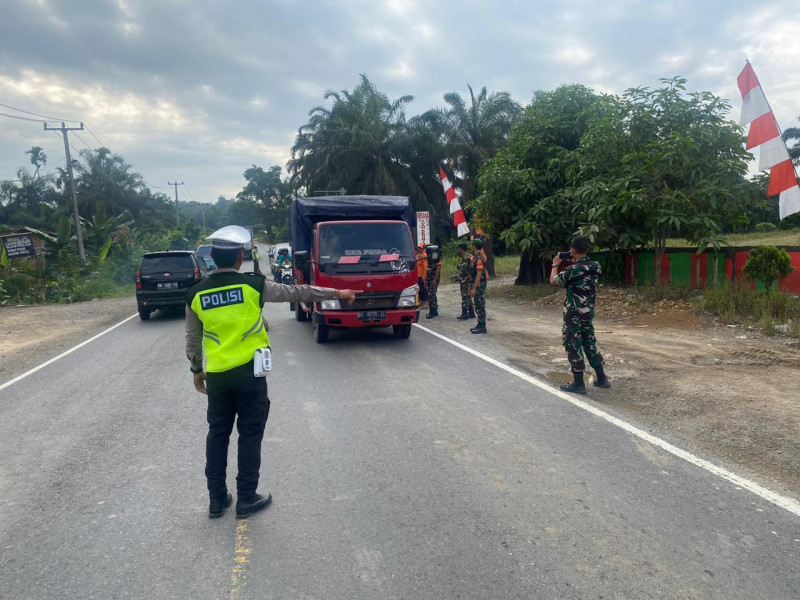 Pemantauan Arus Mudik Nataru Di Jalan Lintas Perbatasan Riau Jambi Bersama Danramil 09/Kmg dan Jajarannya