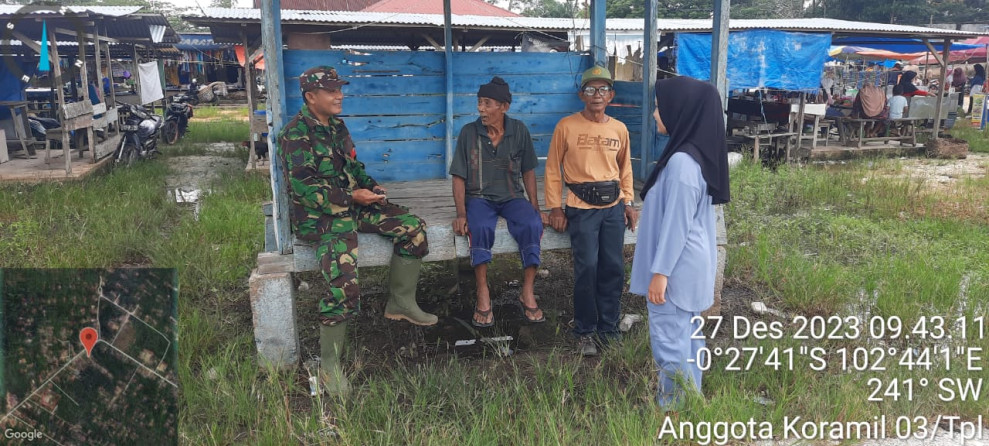 Babinsa 03/Tpl Serma Damrianto Komsos di Pasar Tradisional