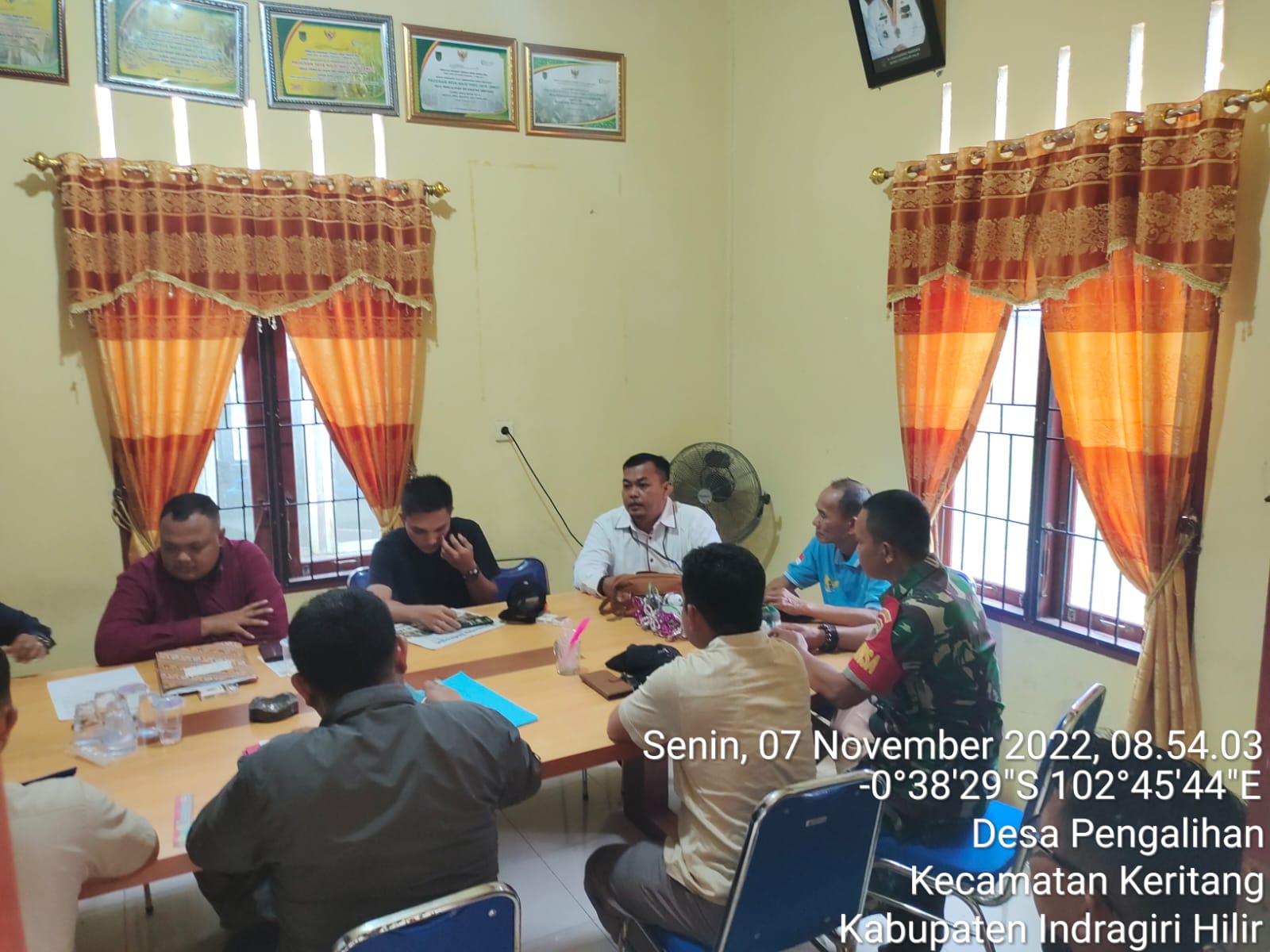 Babinsa Koramil 09/Kemuning Laksanakan Komsos Dengan Perangkat Desa dan Masyarakat