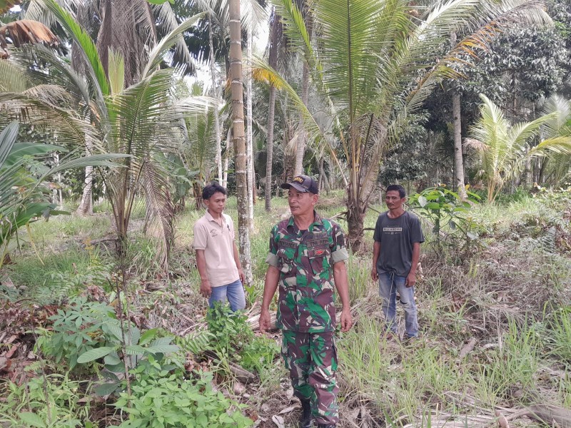 Rutin Gandeng Warga, Peltu Nofiandi Patroli Tapal Batas Antisipasi Karhutla di Reteh