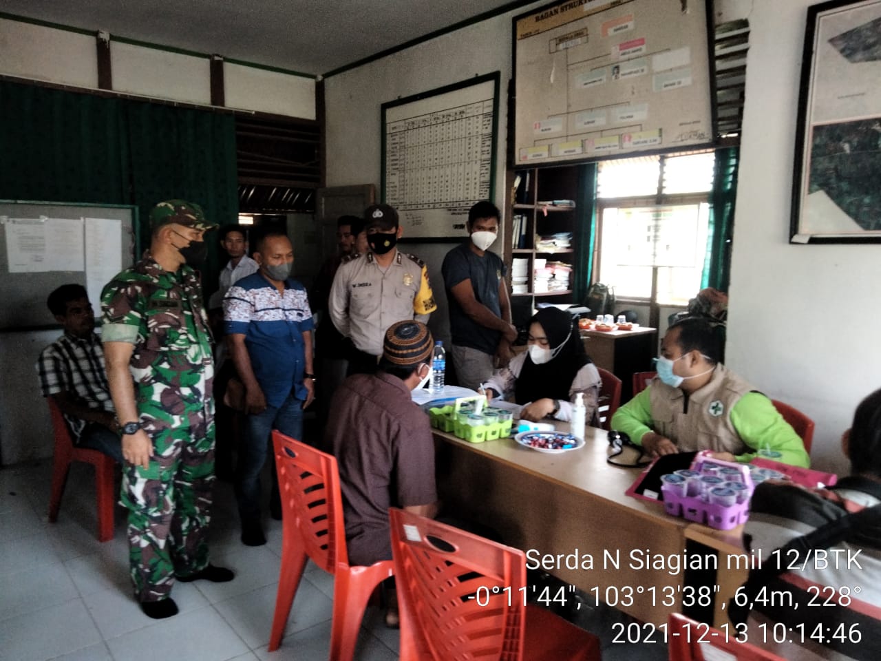 Babinsa Serda N Siagian Dampingi Vaksinasi Covid-19 di Tasik Raya