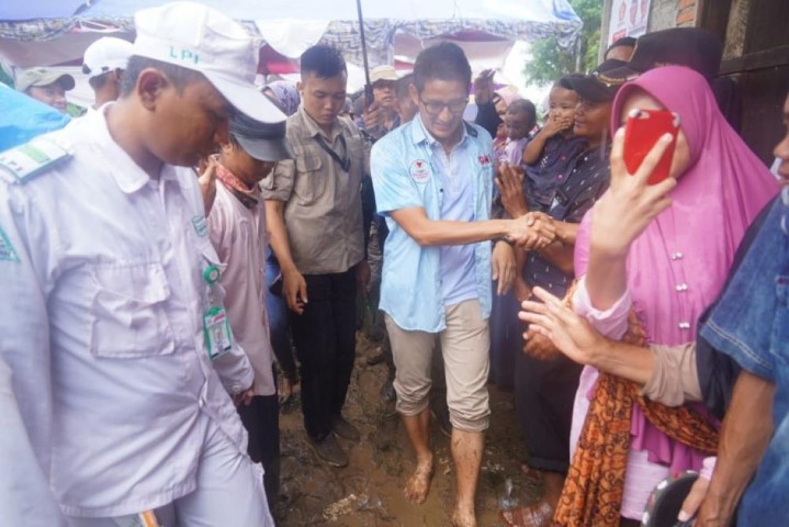 Sandiaga Nyeker Lintasi Jalan Becek saat Temui Petani di Bekasi