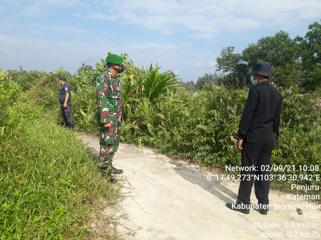 Patroli Karhutla di Desa Penjuru, TNI dari Koramil 06/Kateman Ajak Warga Siaga