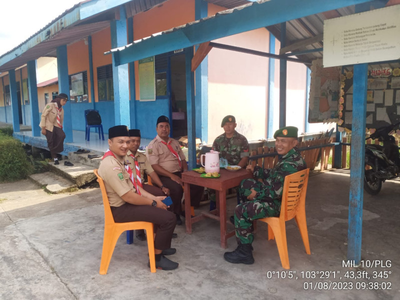 Berikan Motivasi Kepada Anggota Pramuka Untuk Tetap Jaga Keamanan Bersama Babinsa Koramil 10/Pelangiran